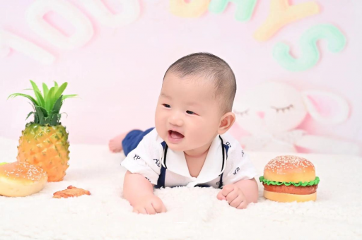 保定宝宝在妈妈肚子里